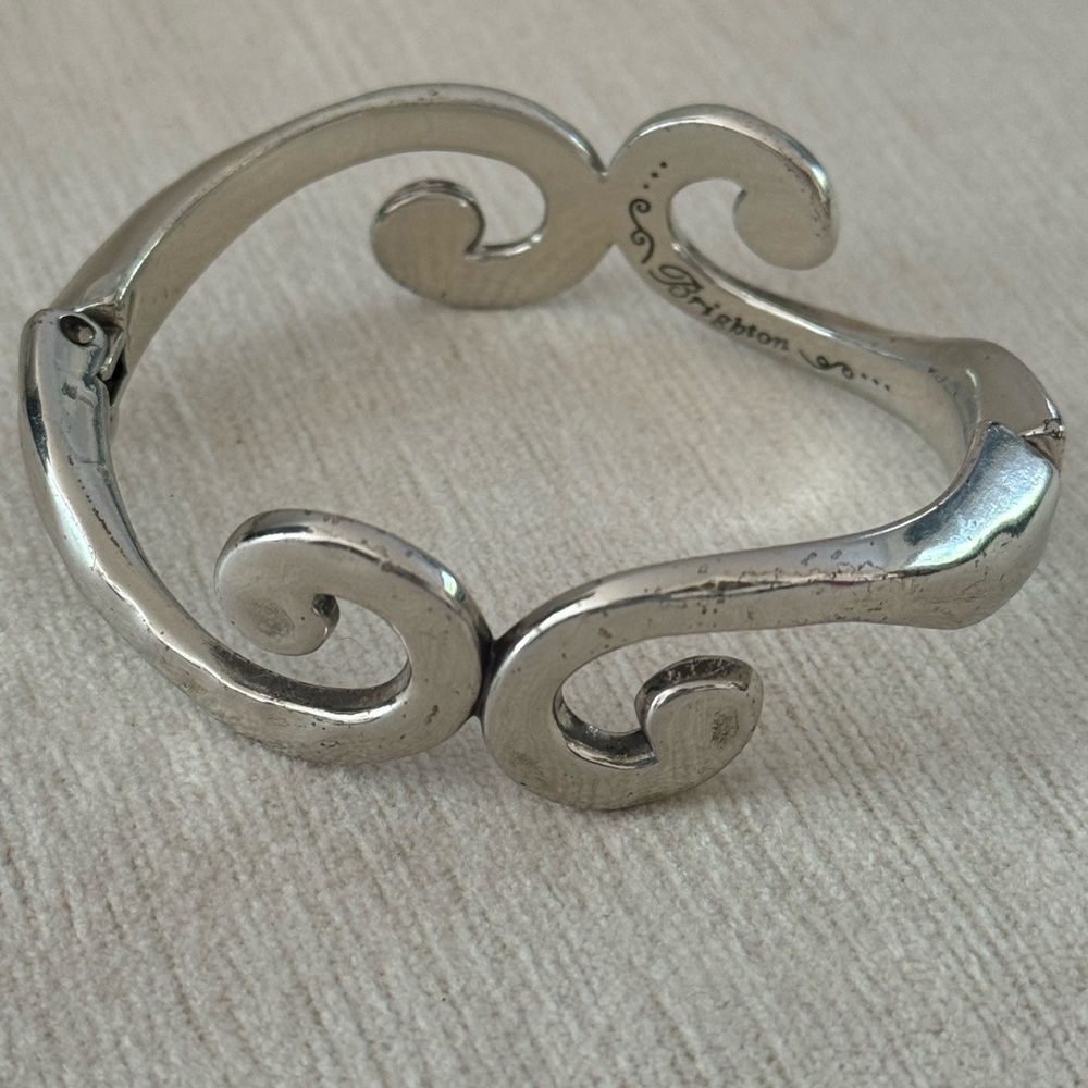 Vintage BRIGHTON scroll silver plated, hinged bangle - Picture 9 of 11